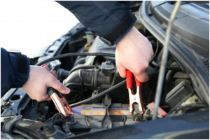 Làm thế nào khi ắc quy ô tô hết điện giữa đường